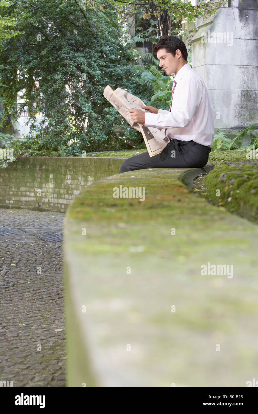 Geschäftsmann lesen Zeitung im freien Stockfoto