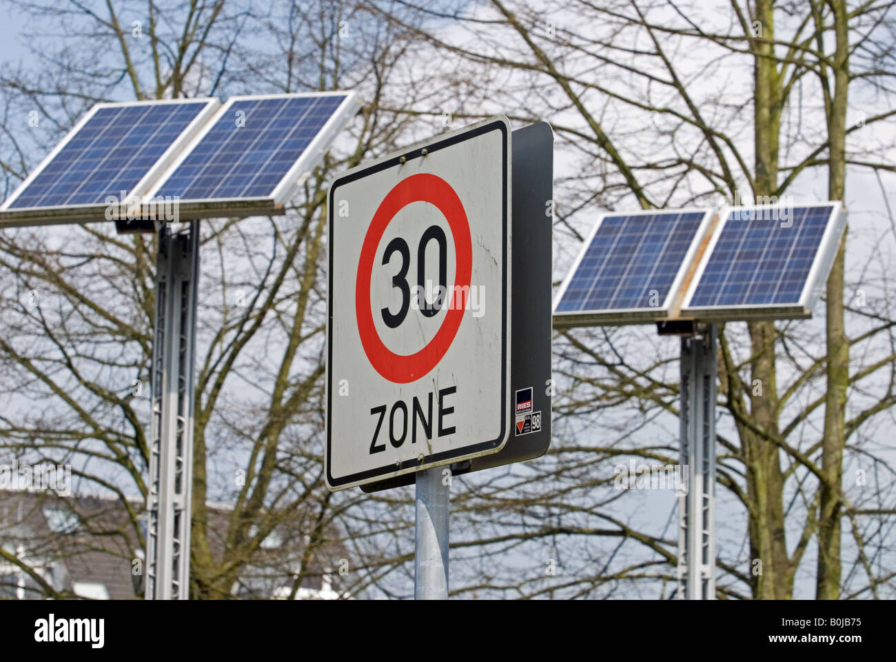 Sonnenkollektoren produziert Strom an Haushalte in Opladen, einem Vorort von Leverkusen, Nord Rhein Westfalen, Deutschland. Stockfoto
