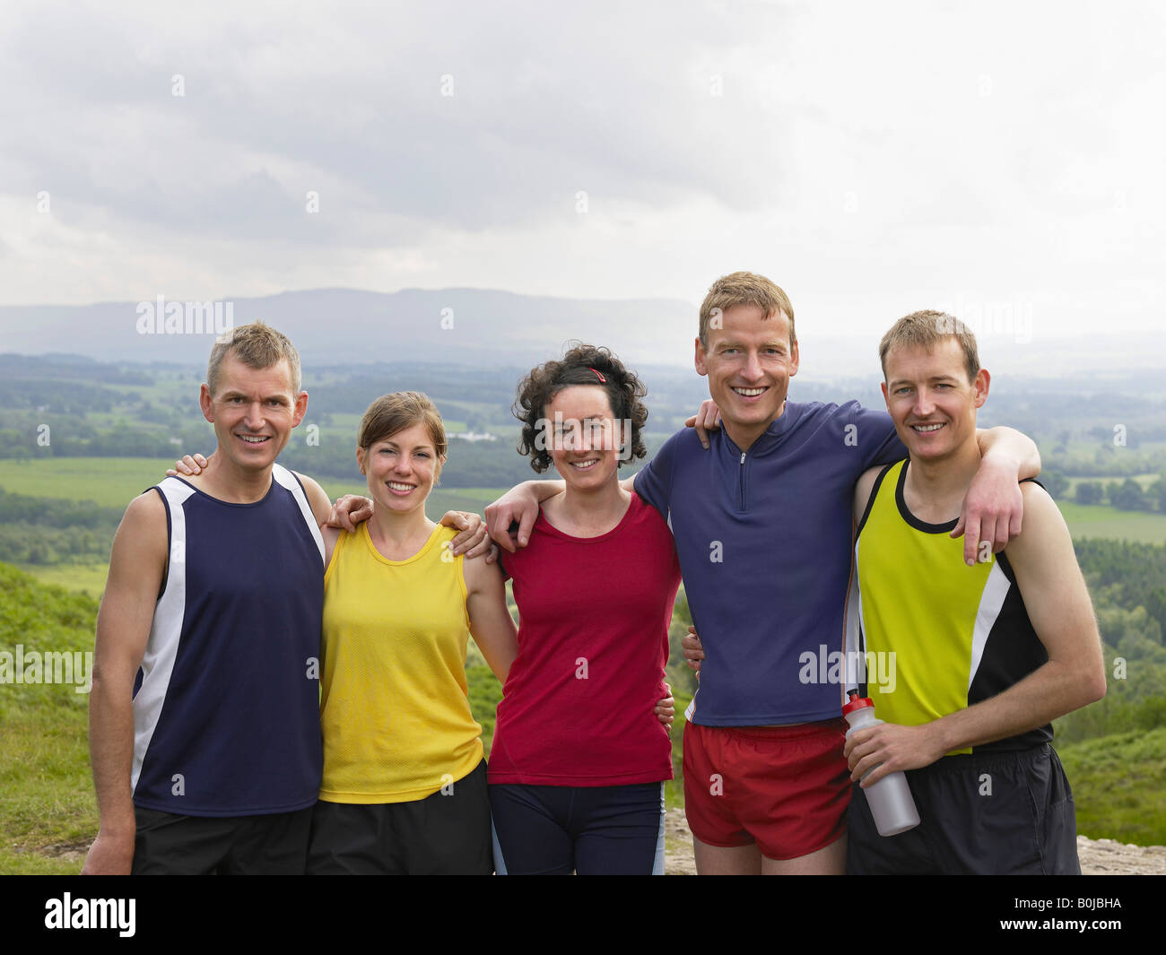Gruppe von Freunden in Landschaft, Porträt Stockfoto