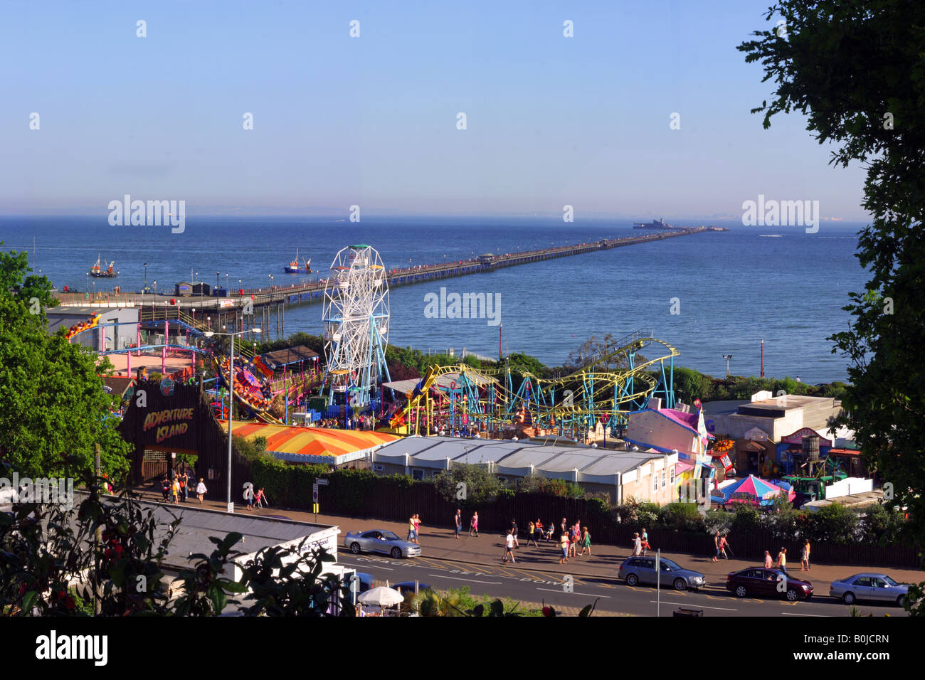 SOUTHEND-ON-SEA, ESSEX, Großbritannien - 11. MAI 2008: Blick auf Southend Pier und Adventure Island Fun Park Stockfoto