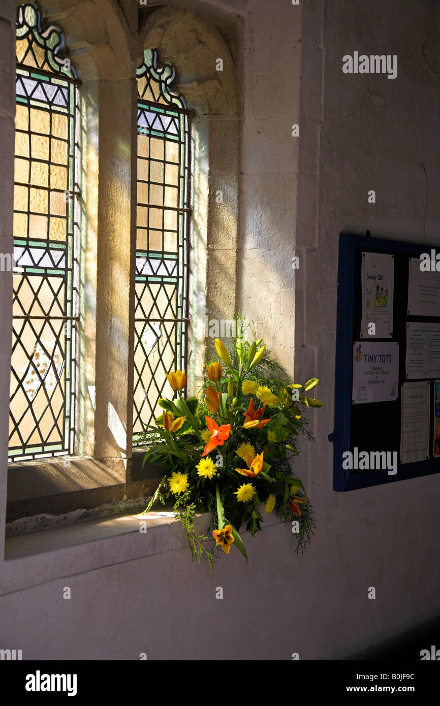 Blumenstrauß am Eingang zu einer Kirche. Stockfoto