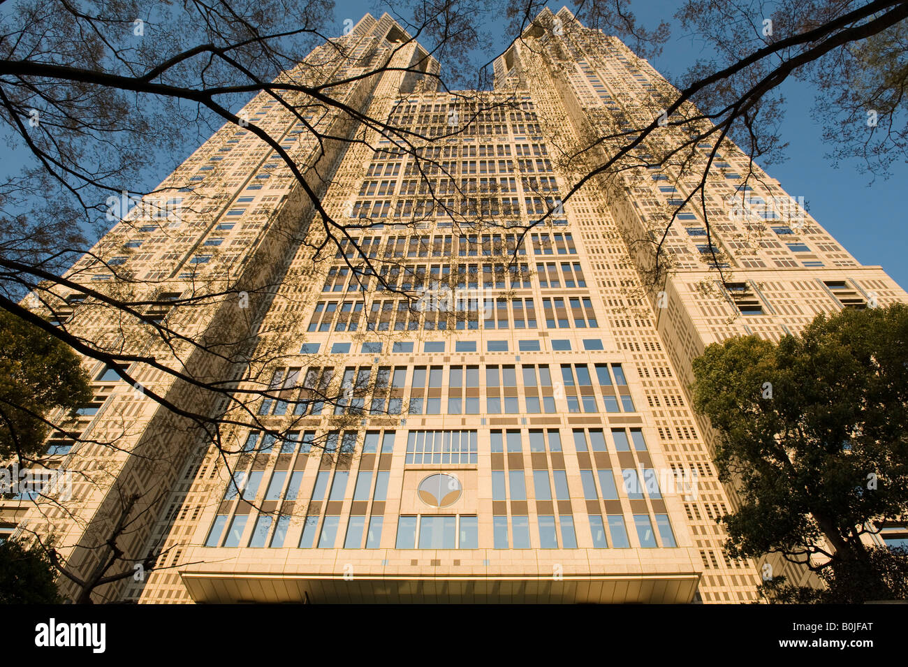 Tokio, Japan. Die 242 m Tokyo Metropolitan Government Building (1990), entworfen von Kenzo Tange. Öffentlichen Aussichtsplattformen geben einen schönen Ausblick über die Stadt. Stockfoto