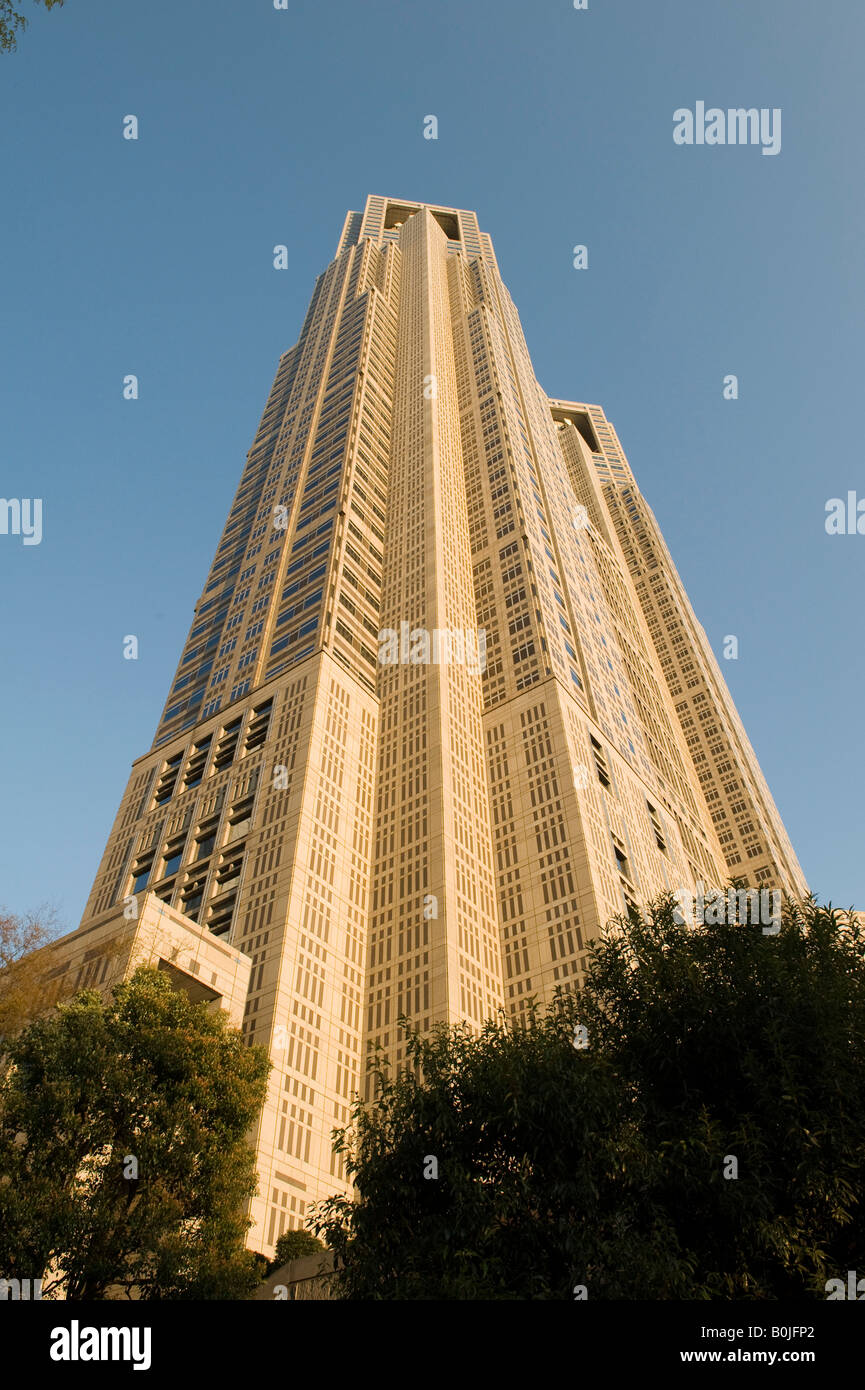 Tokio, Japan. Die 242 m Tokyo Metropolitan Government Building (1990), entworfen von Kenzo Tange. Öffentlichen Aussichtsplattformen geben einen schönen Ausblick über die Stadt. Stockfoto