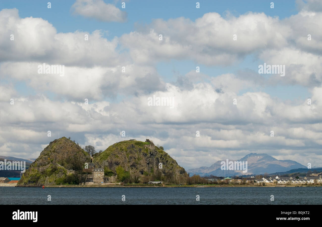 Dumbarton Rock auf dem Fluss Clyde in der Nähe von Glasgow. Der vulkanische Stecker ist einer der härtesten technische Anstiege in der Welt. Stockfoto