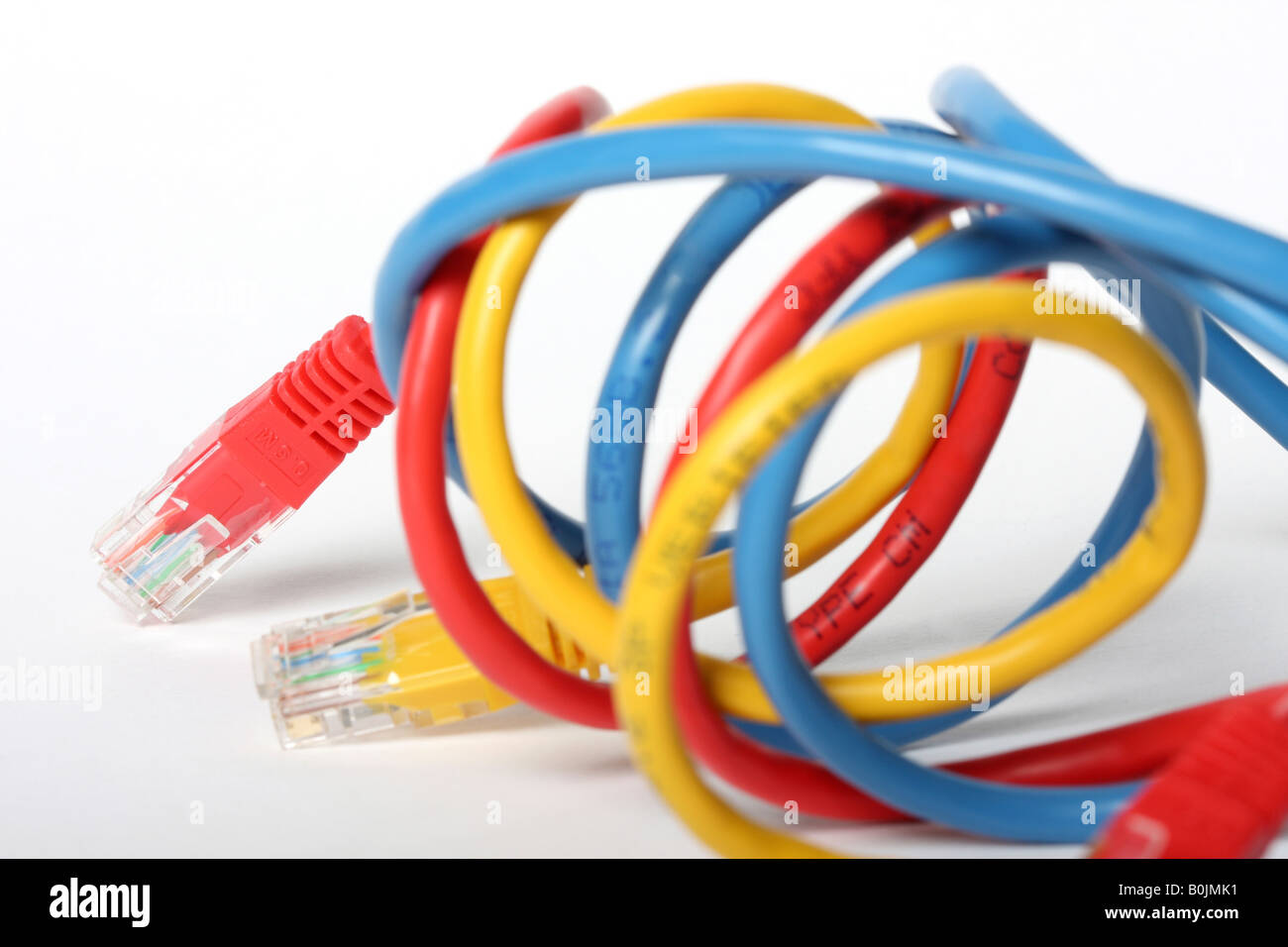 Kategorie 5-Netzwerk-Kabel isoliert auf weißem drei verschiedene Farben rot blau und gelb Stockfoto
