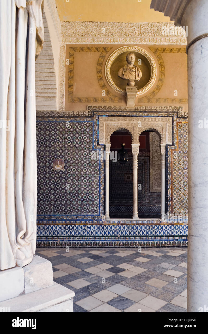 Sevilla, Andalusien, Spanien. Casa de Pilatos, Patio Principal, Büste von König Carlos V in Ferne Stockfoto