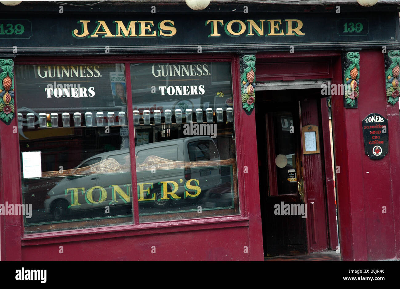 James Joyce und Patrick Kavanagh beide Riesen Literaten verwendet Toner traditionelles Pub in Dublin Irland Stockfoto