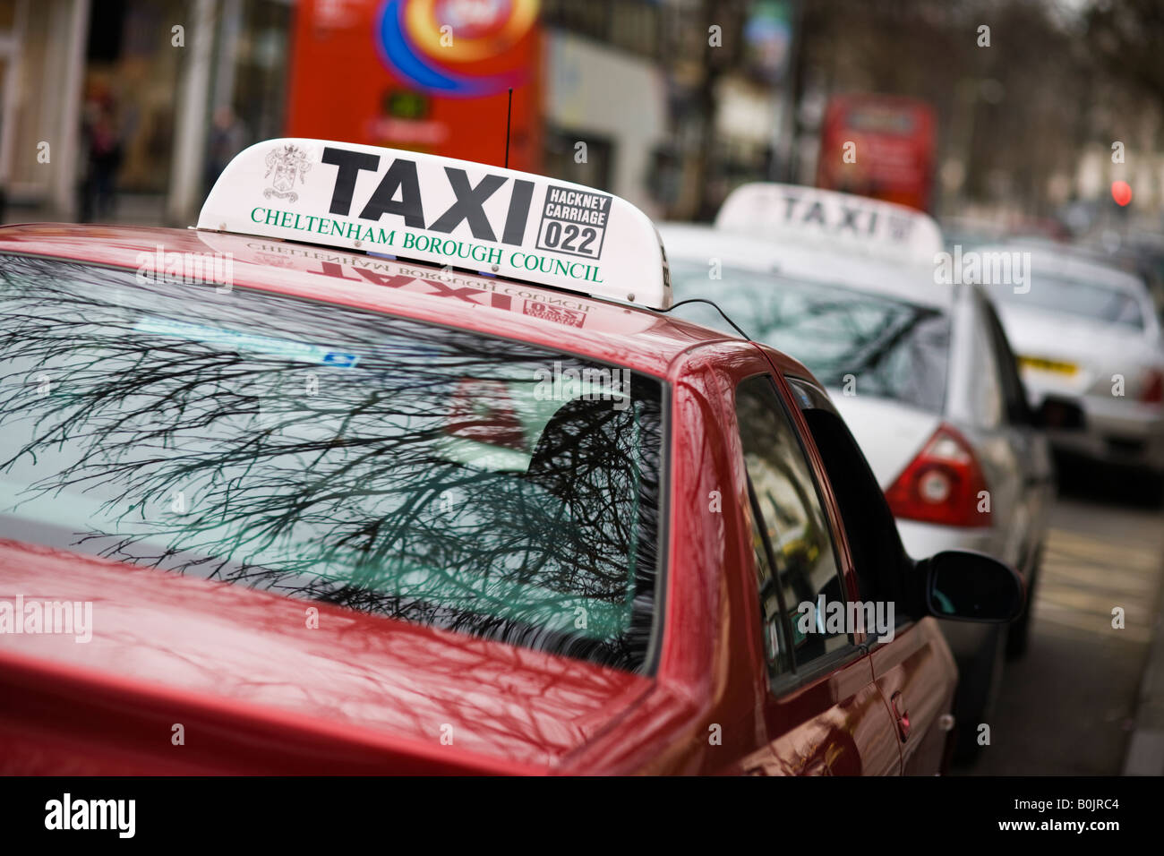 Taxistand in der Innenstadt, Cheltenham, Großbritannien Stockfoto