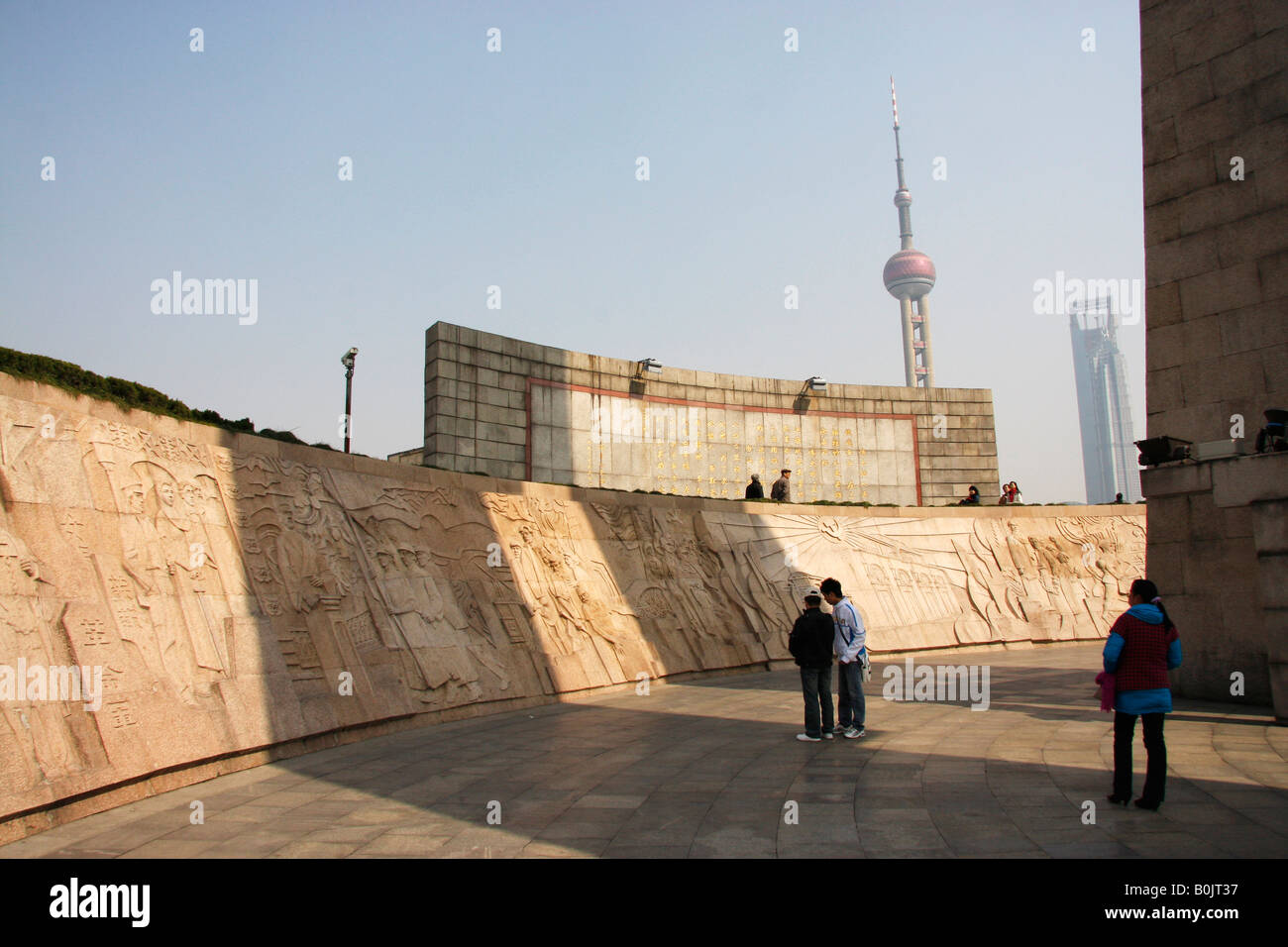 Geschnitzte Wand am Sockel des Denkmals für die Völker Helden, Huangpu Park, The Bund, China Stockfoto