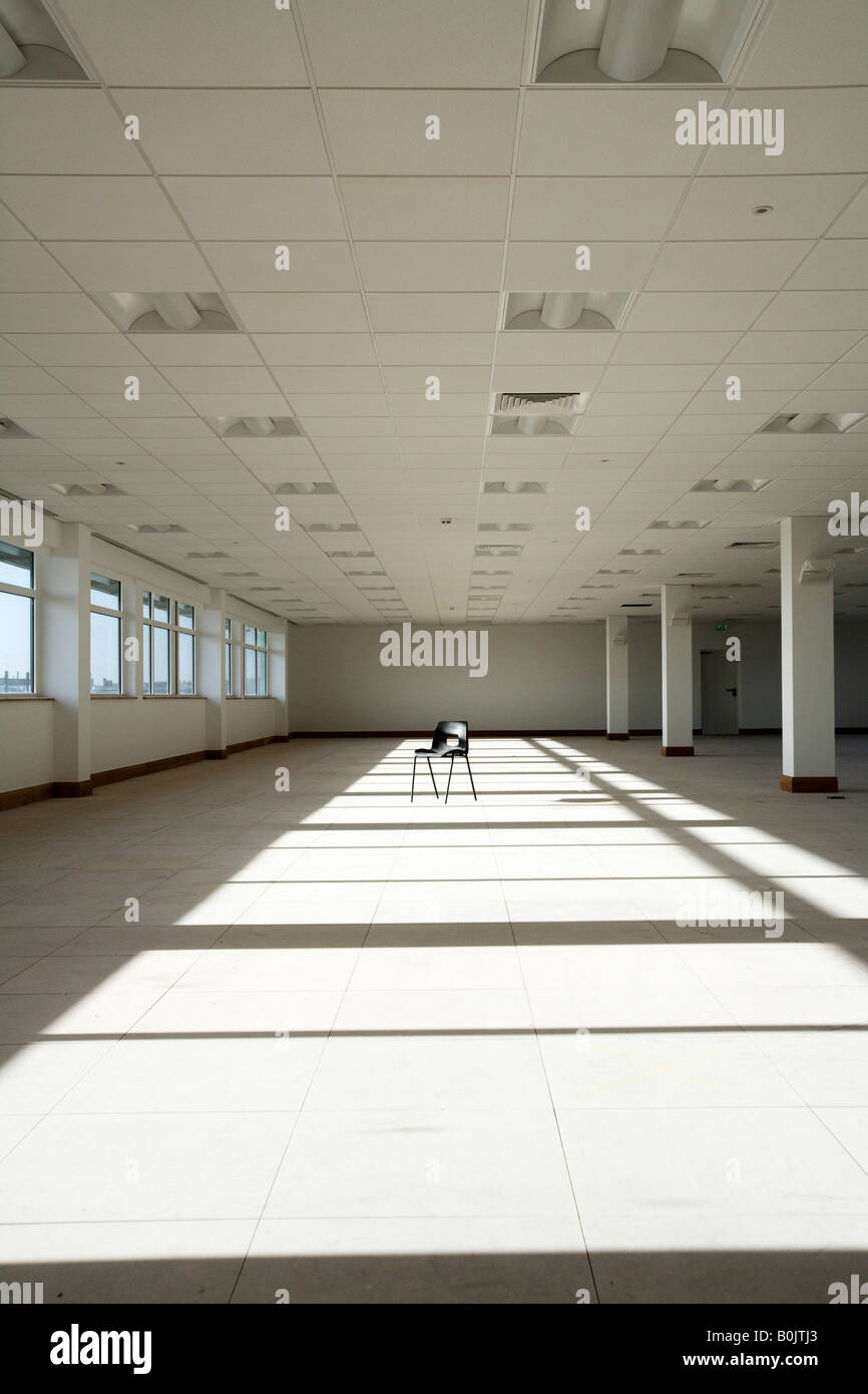 Freie Büro mit Plastikstuhl in neues Bürogebäude Stockfoto