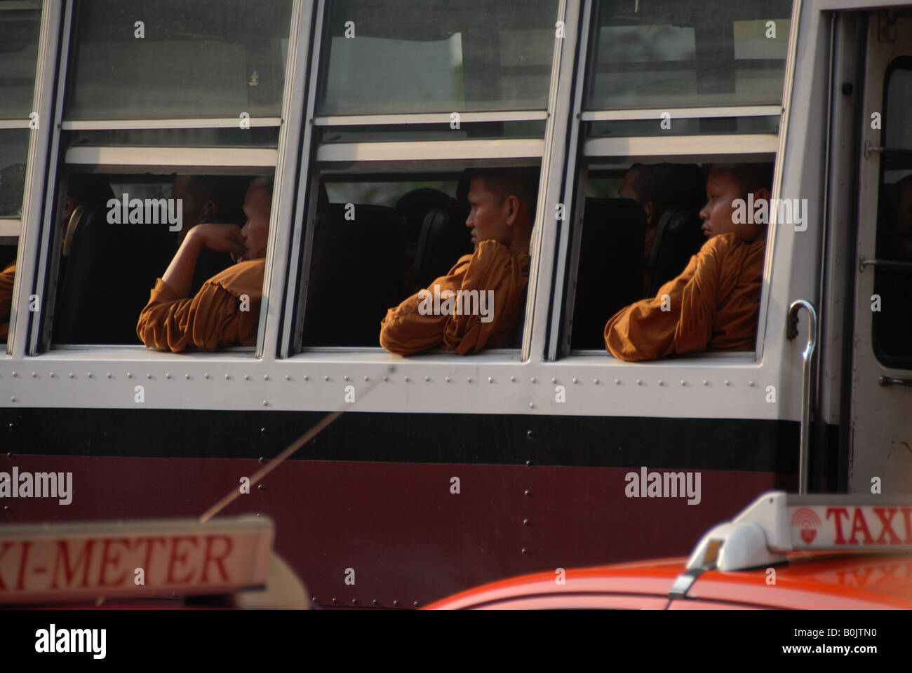 Mönche an der Bus-Bangkok-thailand Stockfoto