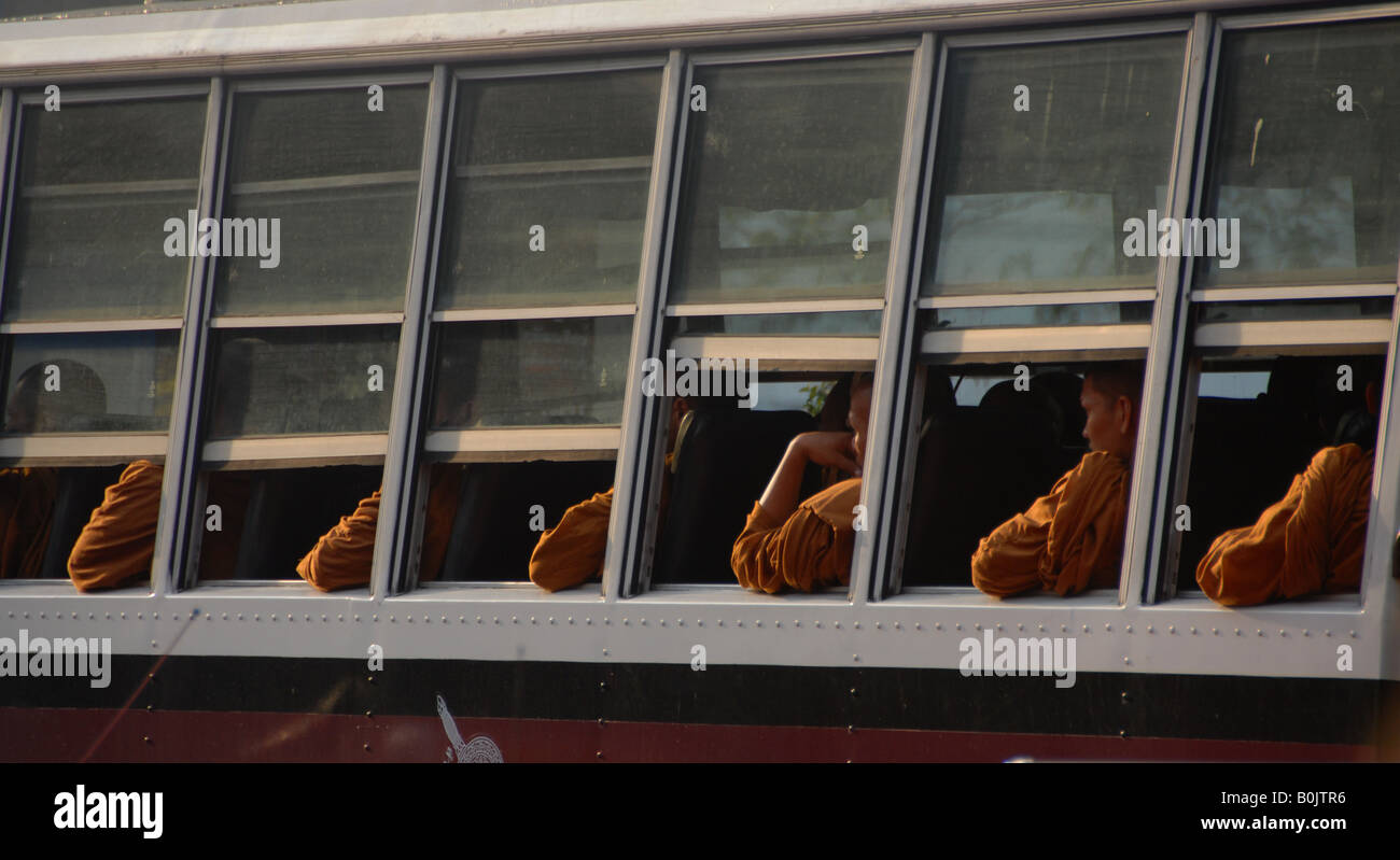 Mönche an der Bus-Bangkok-thailand Stockfoto
