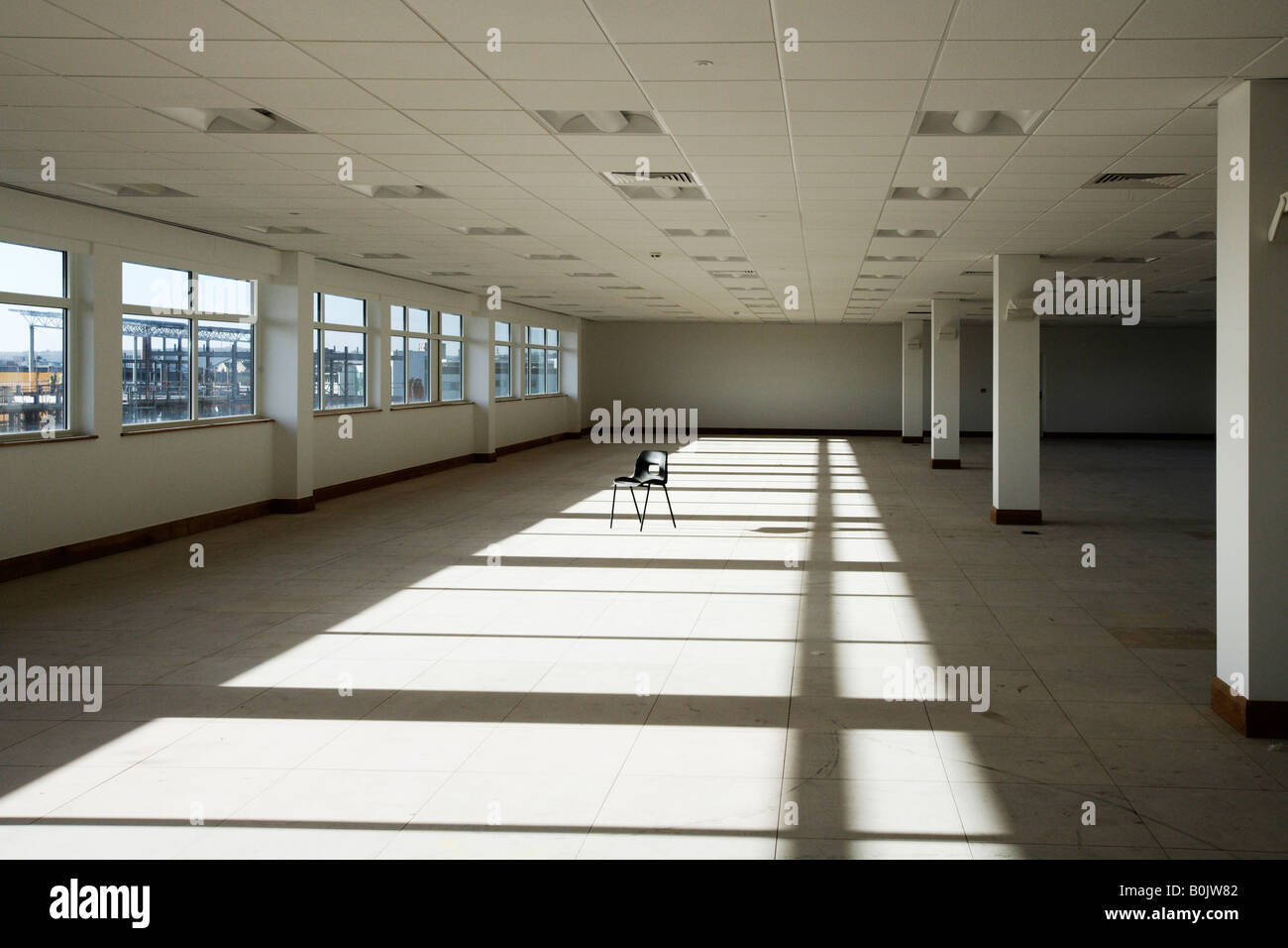 Freie Büro mit Plastikstuhl in neues Bürogebäude Stockfoto