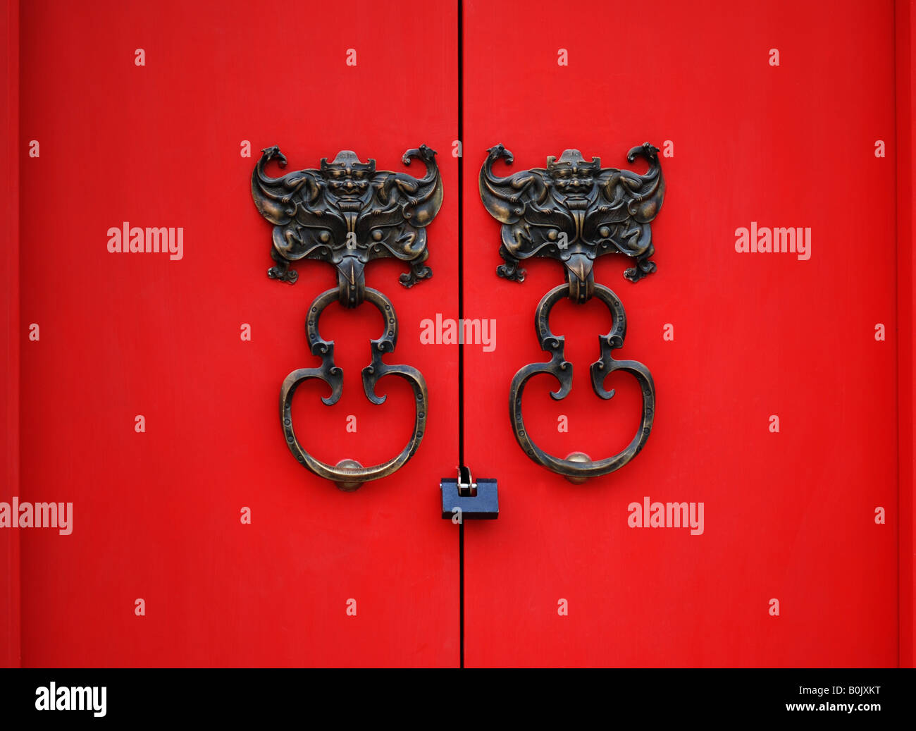 Fledermaus-Klopfer auf rote Tür in Peking, China Stockfoto