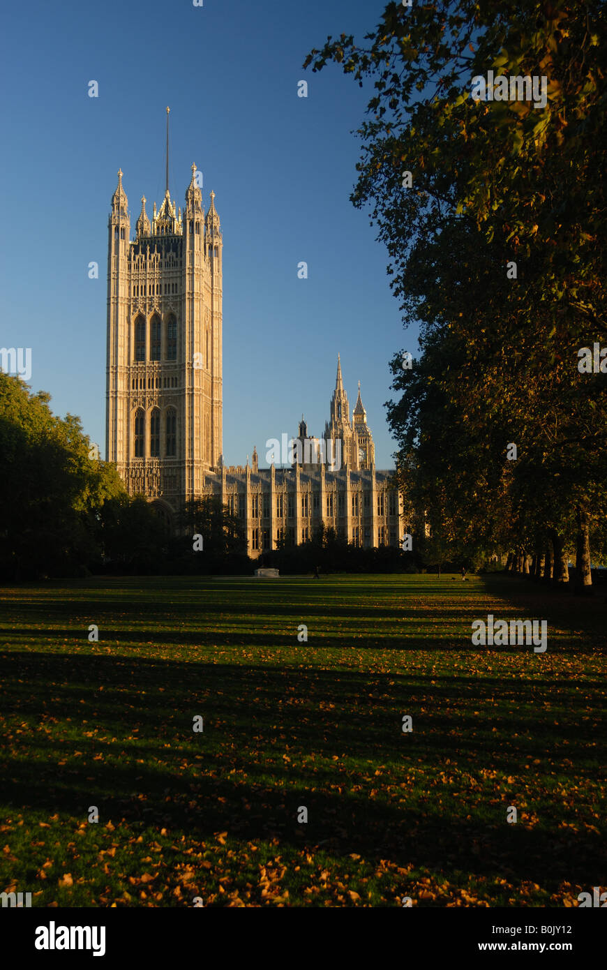 Der Victoria Tower von den Houses of Parliament und Victoria Tower Gardens, London UK Stockfoto