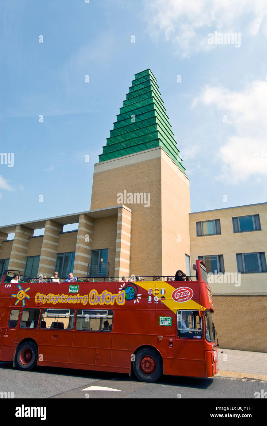 Touristischen Sightseeingbus fährt vorbei an der Said Business School, University of Oxford, England Stockfoto