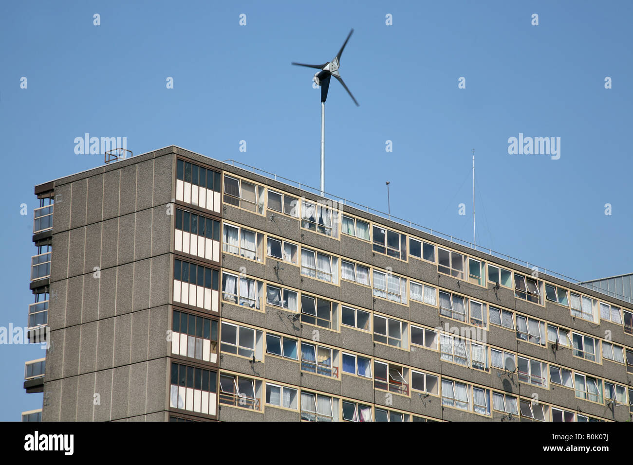 Windkraftanlage auf Tower Block, Süd-Ost-London Stockfoto