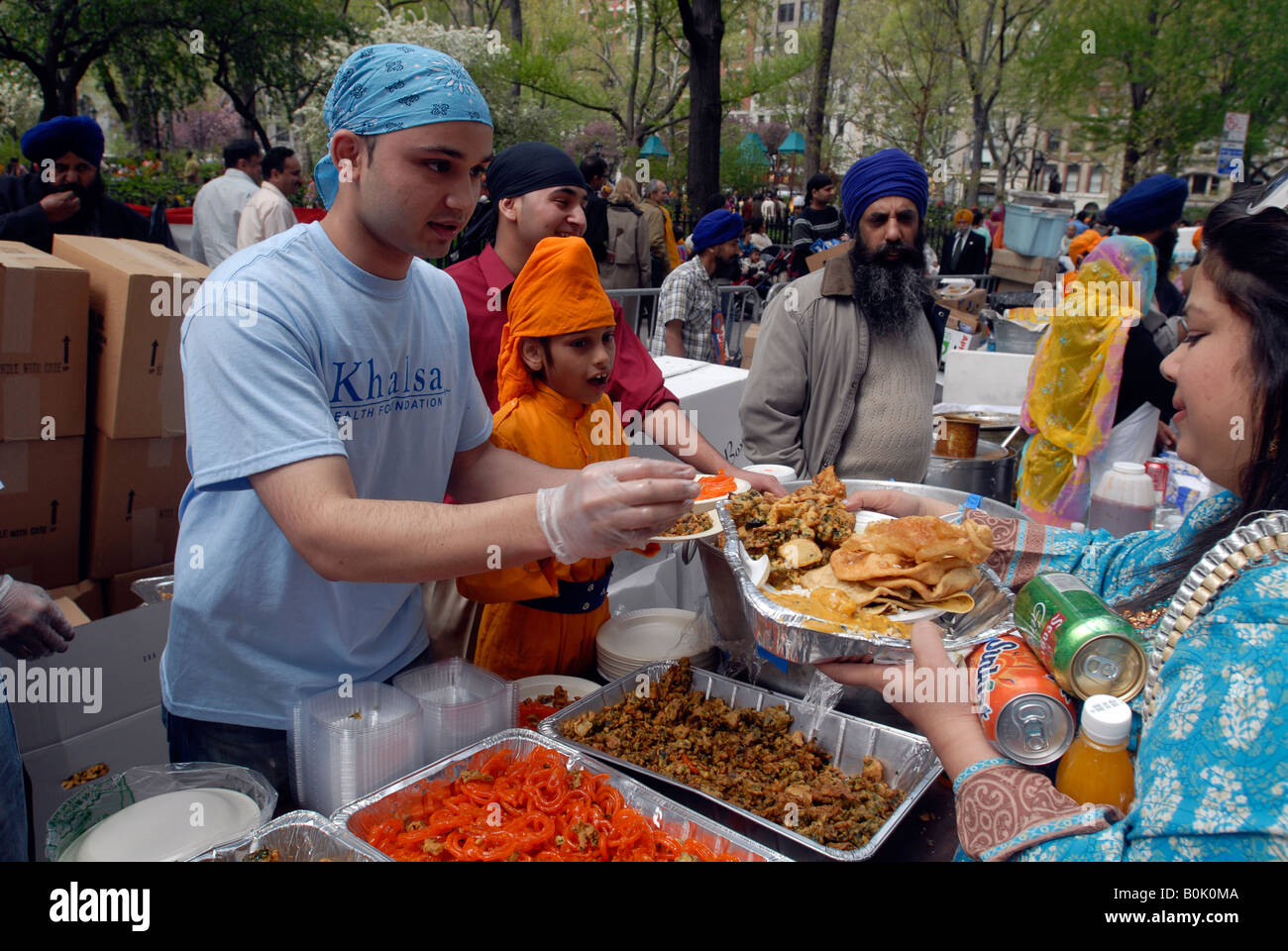 Mahlzeiten werden nach der 21. jährlichen Sikh Day Parade in New York vergeben. Stockfoto