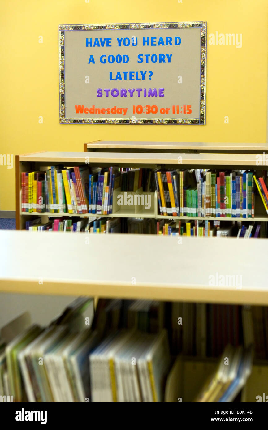 Public Library Bulletin Board kündigt Storytime für Kinder Stockfoto