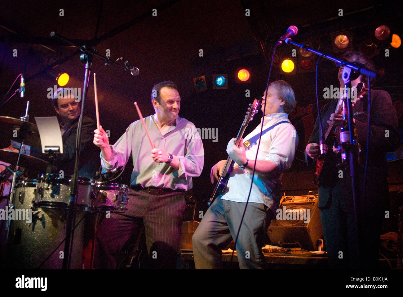 Mark Radcliffe mit seiner Band, die Familie Mahone an der Robin 2, Bilston, Wolverhampton 2007 Stockfoto