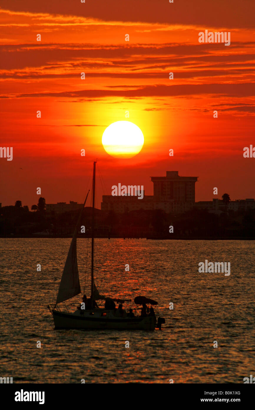 Sonnenuntergang auf Boca Ciega Bay Wih Segelboot Tampa Bay Florida Stockfoto