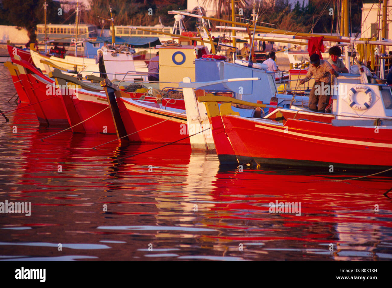 Angelboote/Fischerboote im Hafen von Mykonos bei Sonnenuntergang Mykonos Griechenland Stockfoto