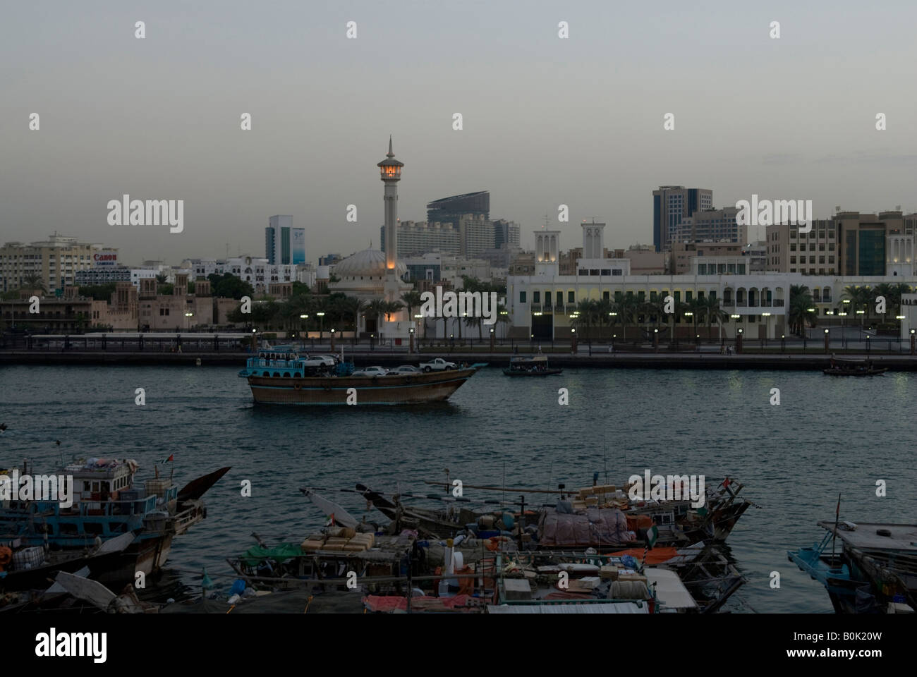Eine Ladung von Autos Reisen über Nacht über den Persischen Golf zwischen Dubai und Iran das amerikanische Embargo zu schlagen. Stockfoto
