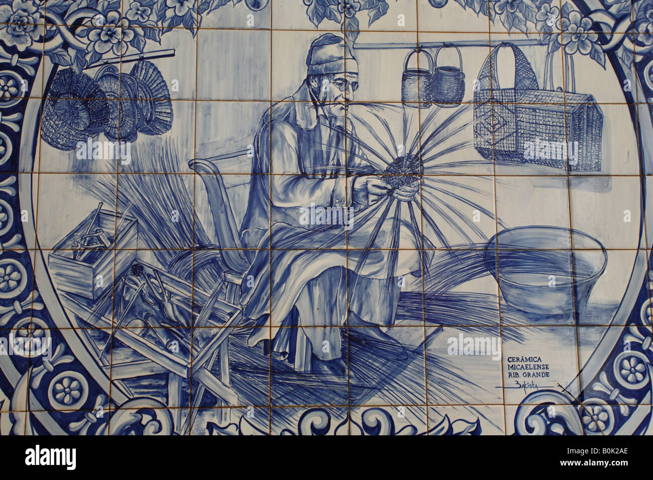 Panel des portugiesischen blauen Kacheln Azulejo zeigen Handwerker machen wickerworks Stockfoto