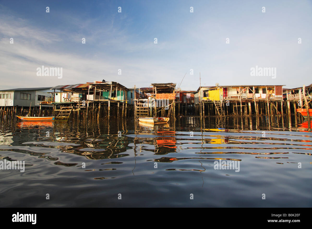 Reflexion der Stelzenläufer Dorf, Pulau Labuan, Sabah, Malaysia Borneo Stockfoto