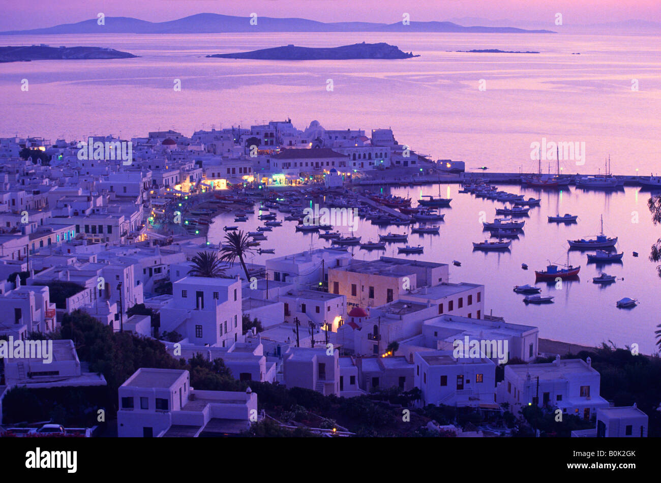 Mykonos Chora und Hafen in der Abenddämmerung mit anderen Inseln Mykonos Griechenland Stockfoto