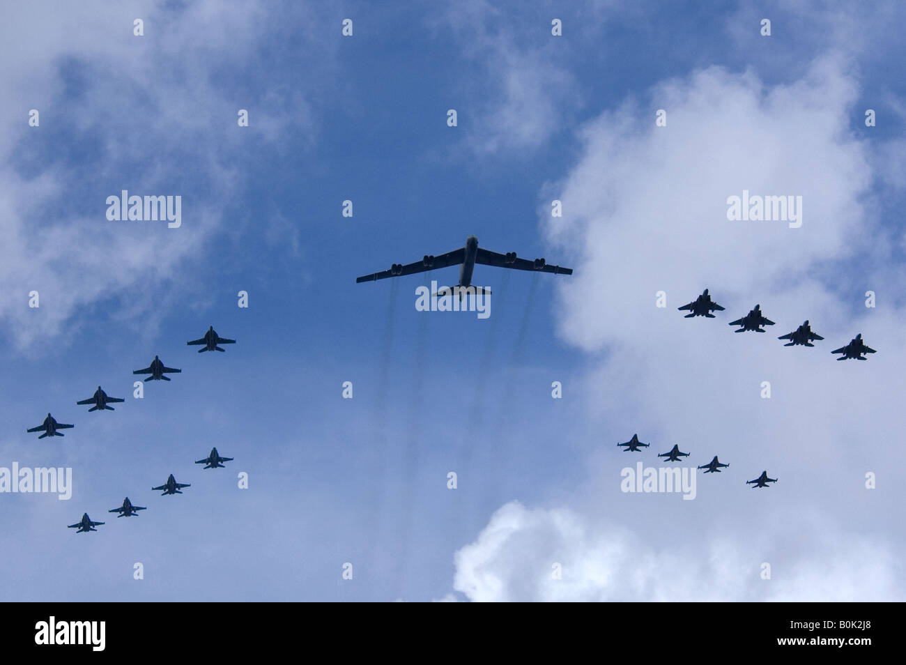 Ein U S Luftwaffe B-52 Stratofortress und 16 andere Flugzeuge der Luftwaffe und Marine Stockfoto