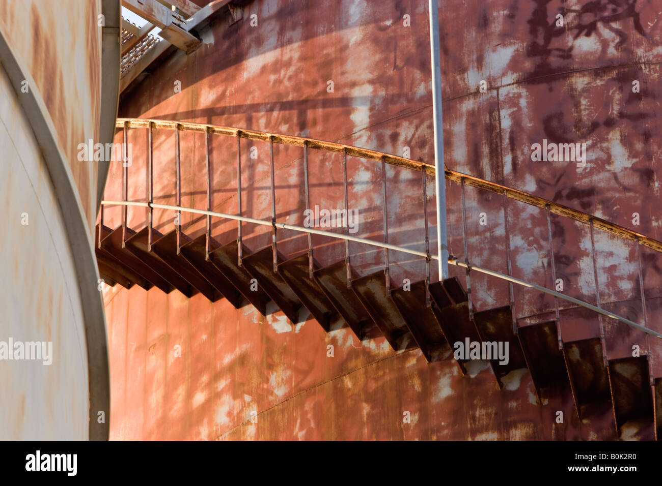 Rostiges Metall Wendeltreppe nach oben führt. Stockfoto