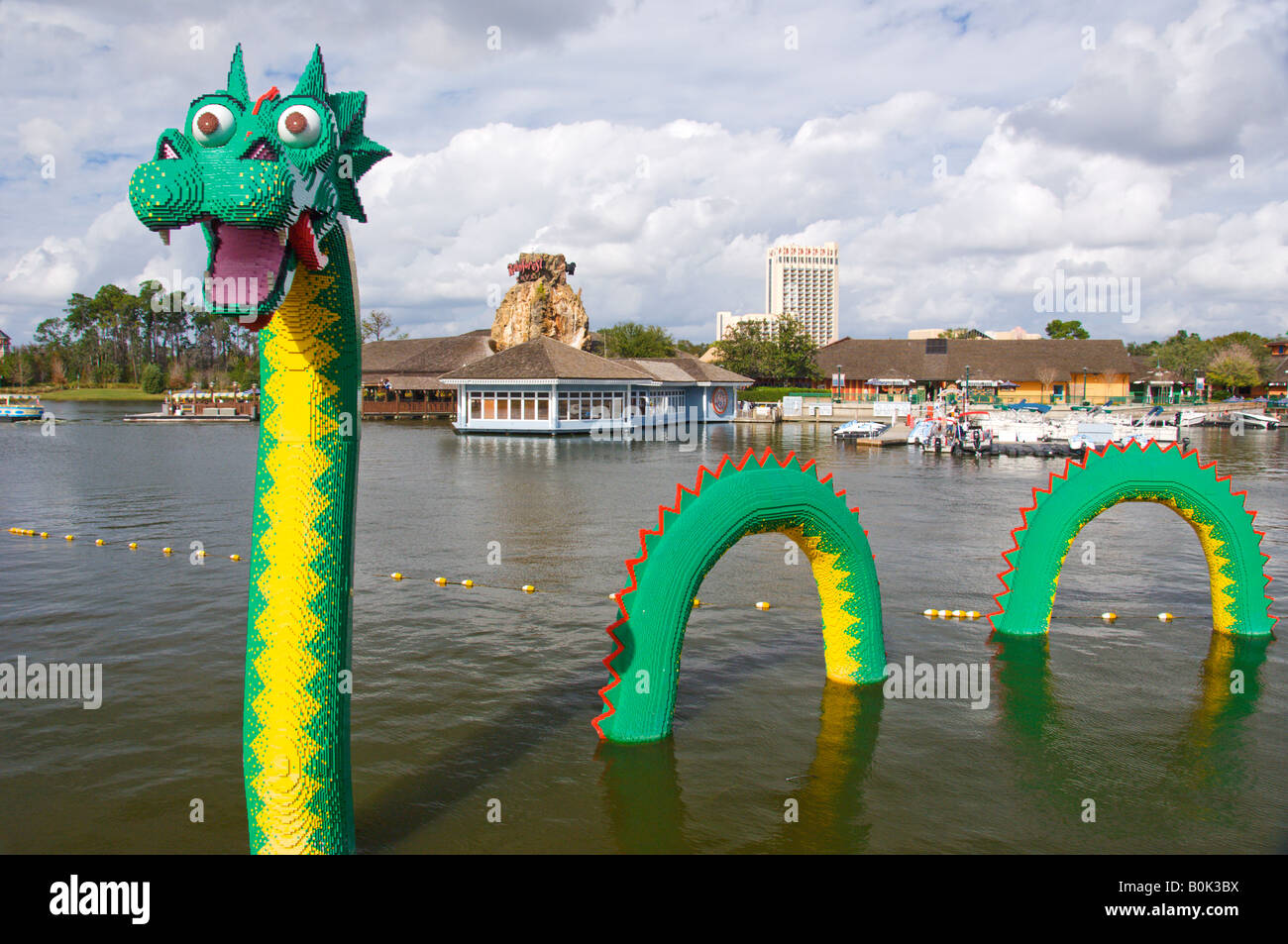 Lego Drachen in den See im Downtown Disney in Lake Buena Vista, Florida USA Stockfoto