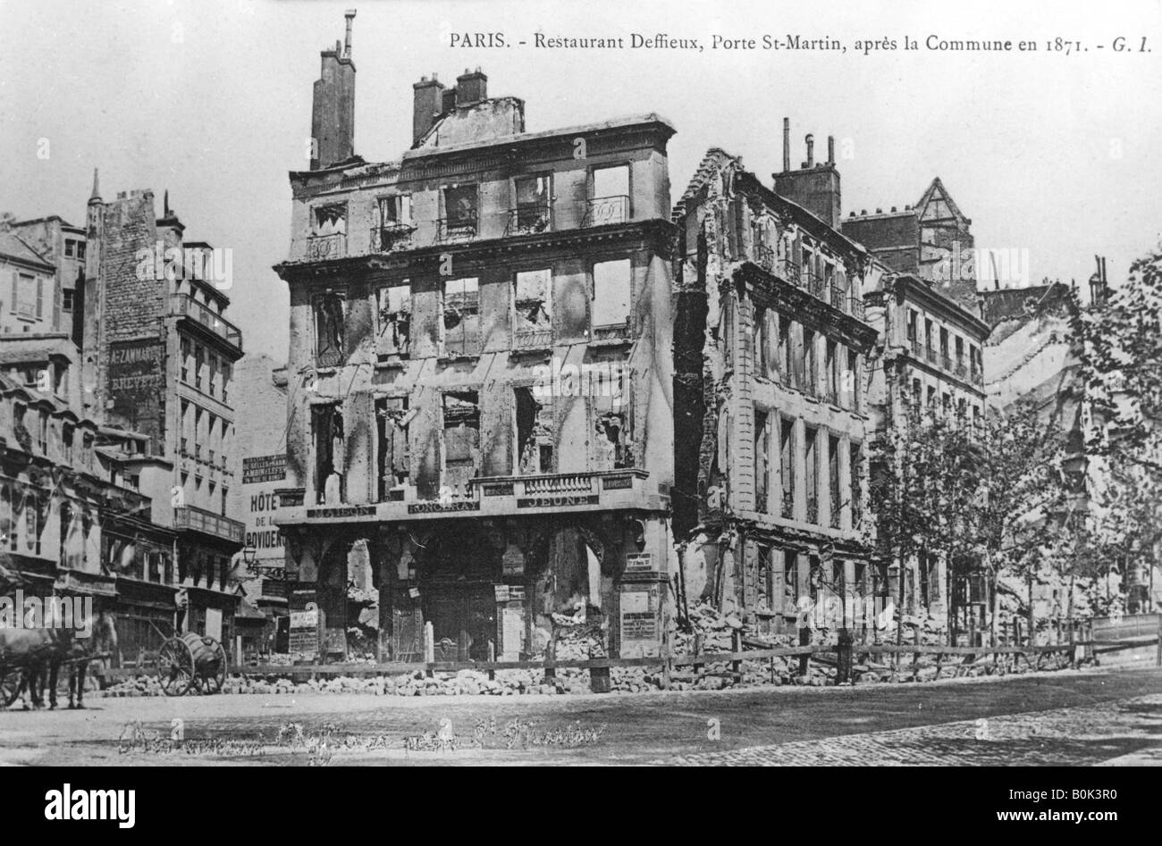Postkarte mit Schäden an Deffieux Restaurant, Porte St.-Martin, nach der Pariser Kommune von 1871. Artist: Unbekannt Stockfoto