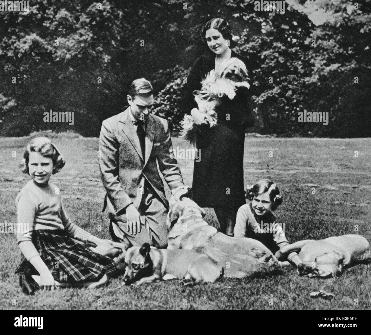 Königliche Familie als einen glücklichen Gruppe von Hundeliebhaber, 1937 Künstler: Michael Chance Stockfoto