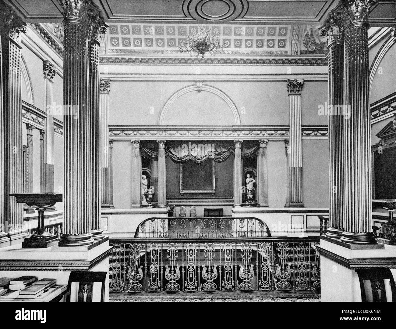 Die große Treppe, Londonderry House, 1908. Artist: Bedford Lemere und Unternehmen Stockfoto