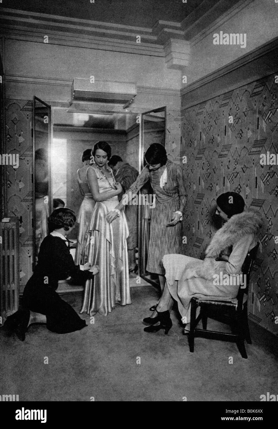 Versuchen, auf ein Kleid zu einem tollen Schneiderinnen, Paris, 1931 Künstler: Ernest Flammarion Stockfoto