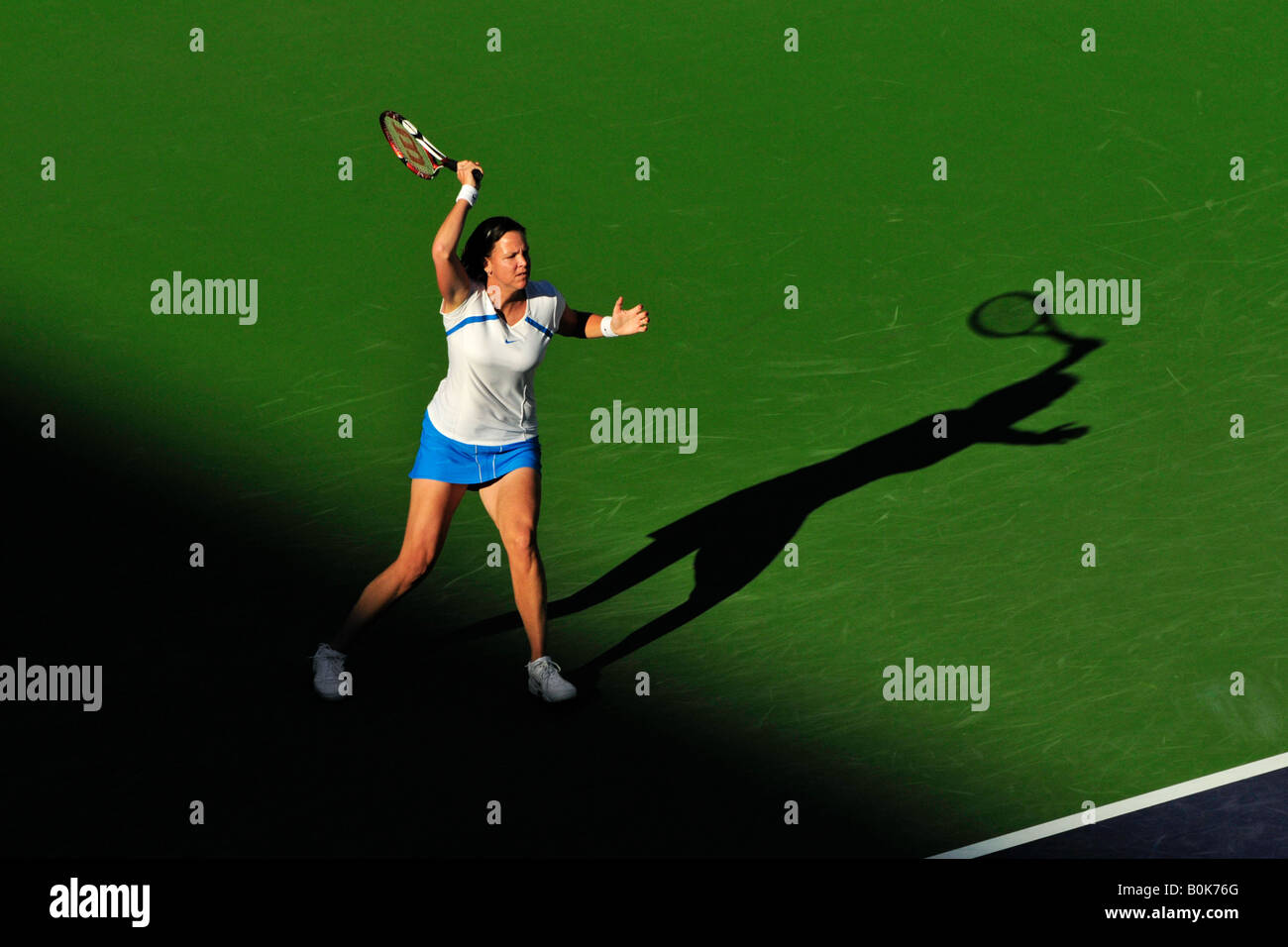 Lindsay Davenport streichelt eine Vorhand und wirft einen langen Schatten auf die 2008 Indian Wells Pacific Life Open. Stockfoto