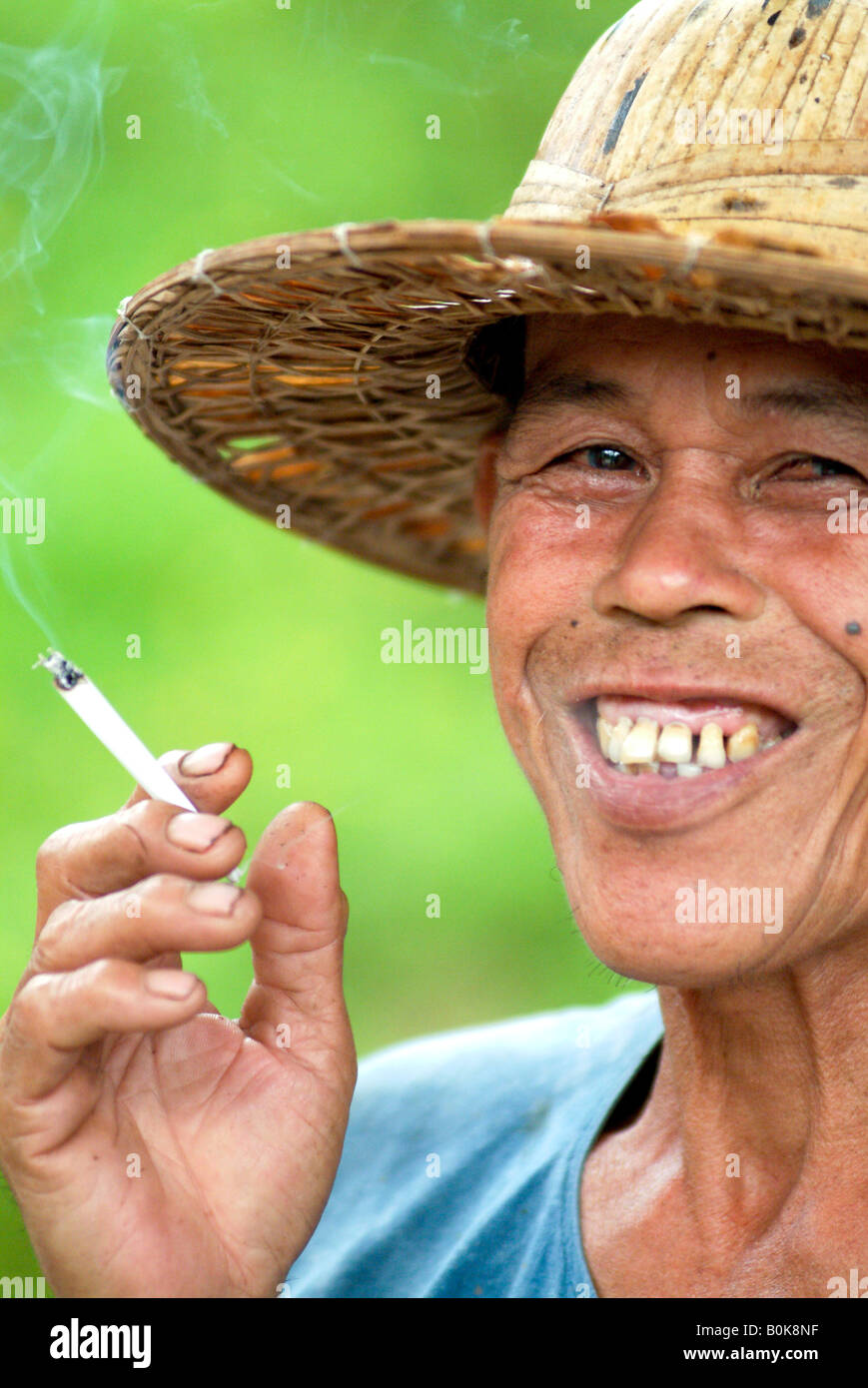 Ein Mahout (Elefant Handler) im Thai Elephant Conservation Center in Lampang Thailand genießt eine handgefertigte Zigarette, Chiang Mai, Thailand. Stockfoto