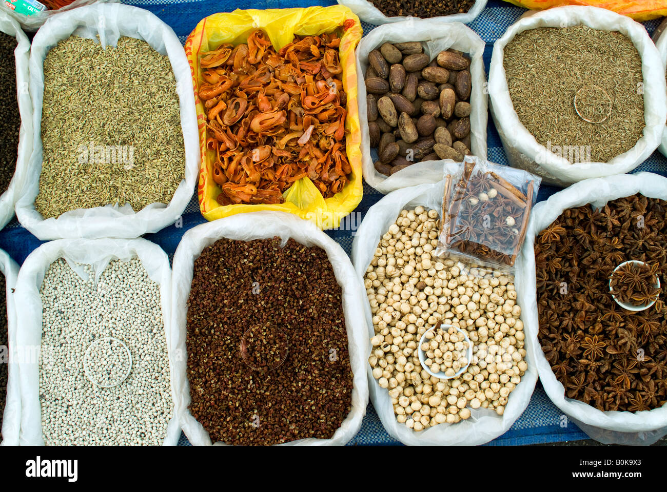 Taschen von trockenen Gewürzen und natürlichen Aromen Zutaten zum Kochen in einen nassen asiatischen Markt verkauft. Stockfoto