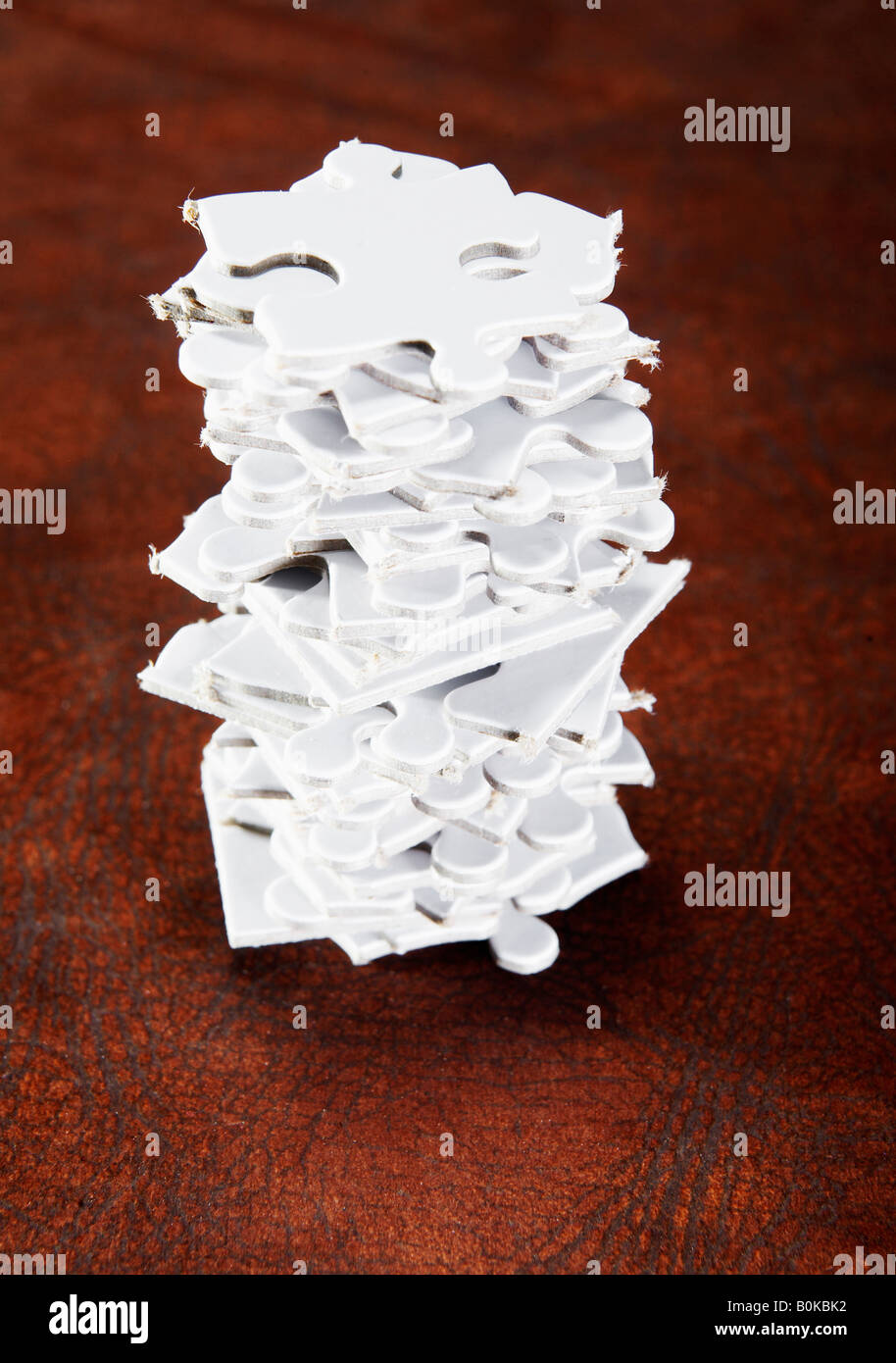 Stapel von White Jigsaw Pieces Stockfoto