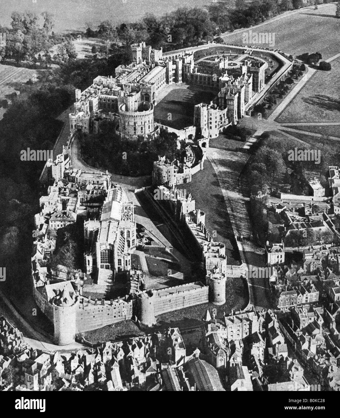 Luftaufnahme von Schloss Windsor, mit der St. George's Chapel im Vordergrund, 1935. Artist: Unbekannt Stockfoto