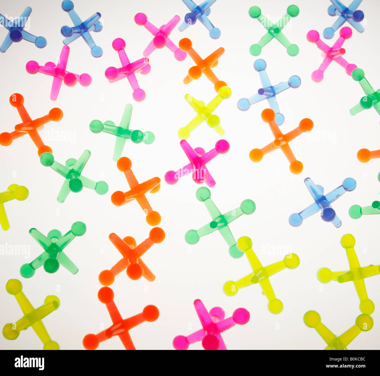 Bunte Kreuz geformten Plastik Objekte Stockfoto