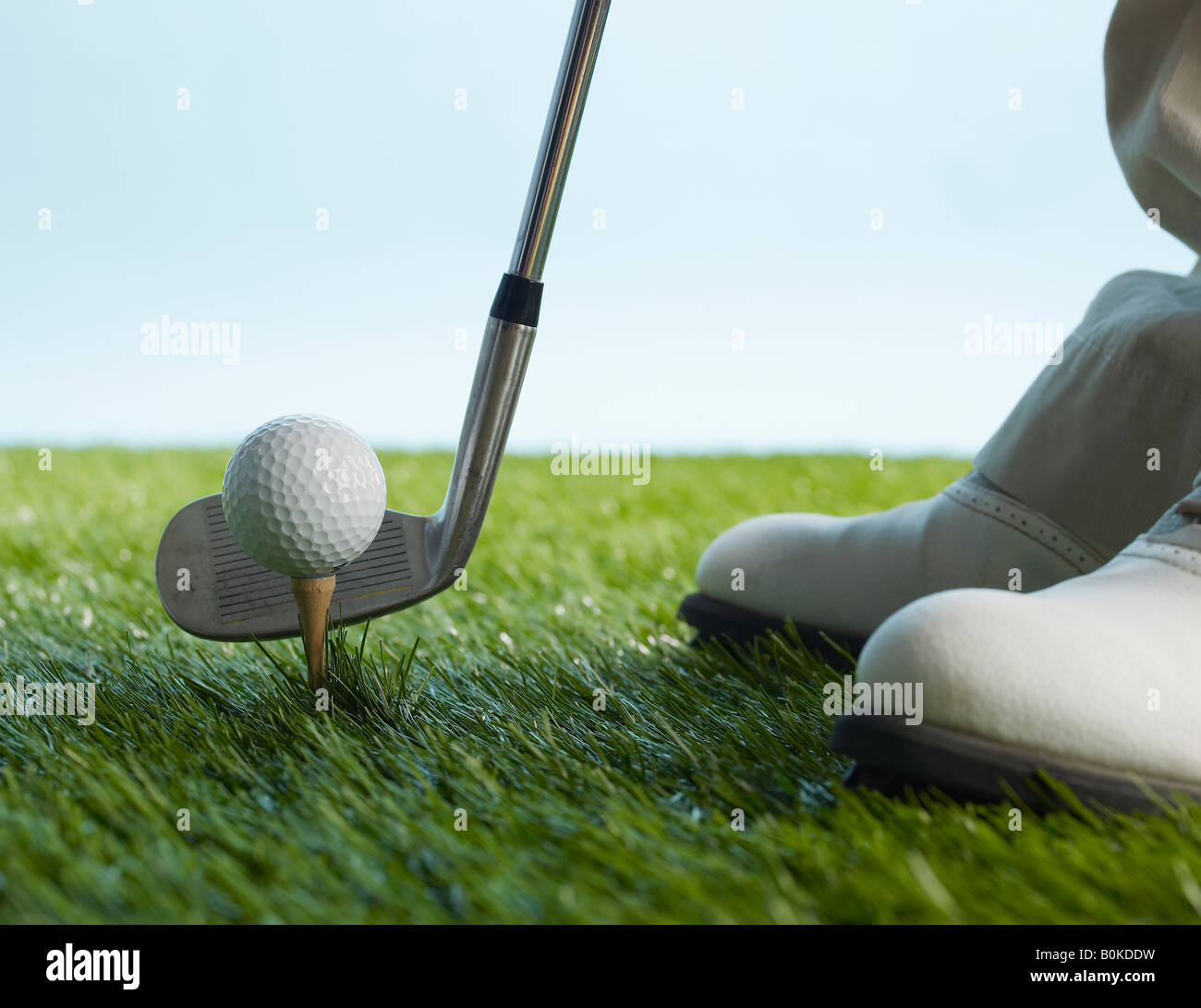 Golf Spieler schlagen Kugel Stockfoto