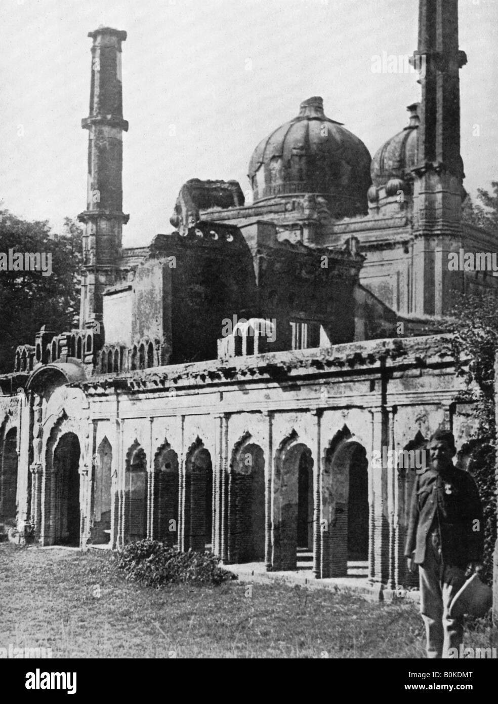 Die alte Moschee in Lucknow, Indien, (c 1920). Artist: Unbekannt Stockfoto