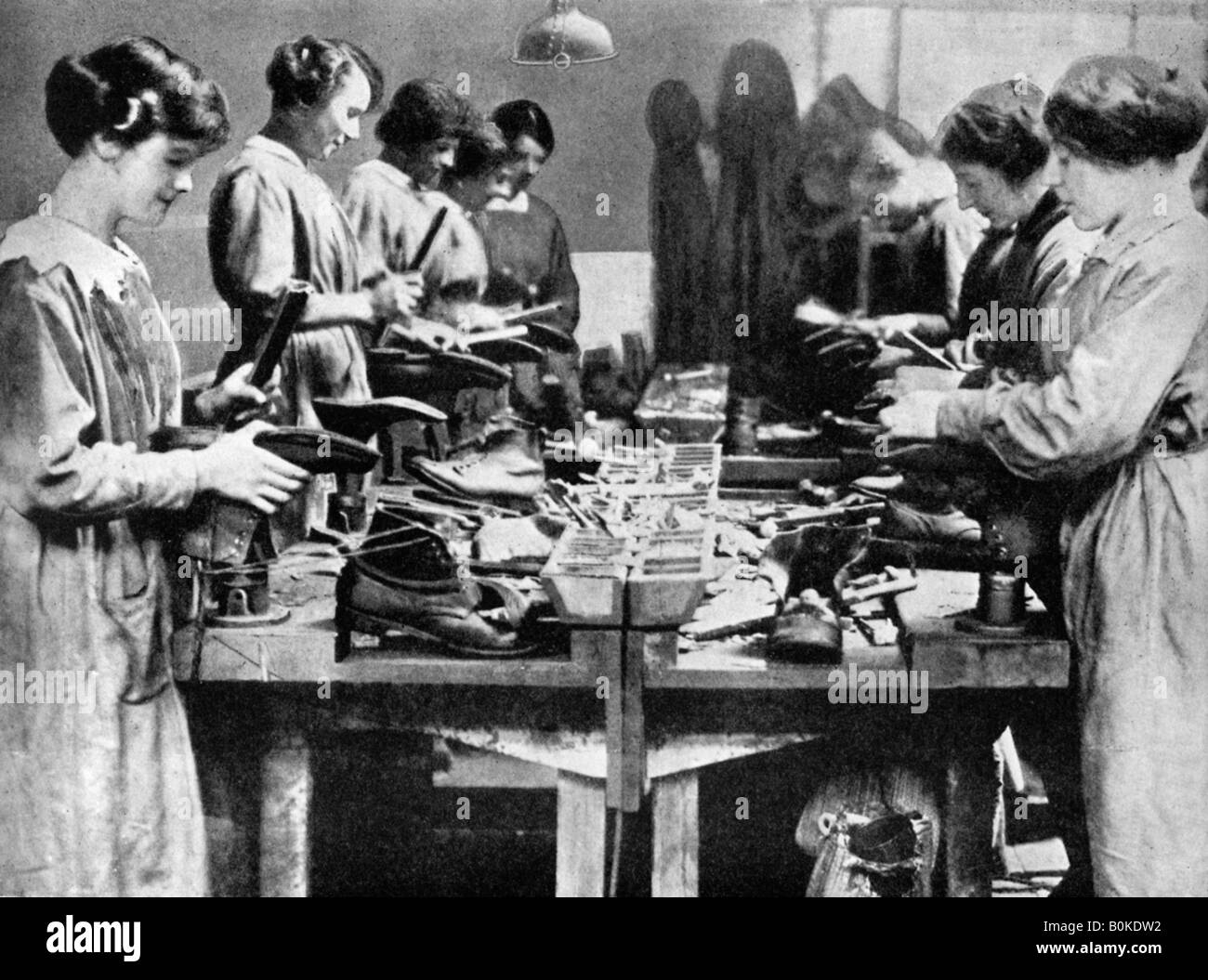 Frauen cobblers Instandsetzen von Schuhen für den Krieg, 1914-1918 (1936). Artist: Unbekannt Stockfoto