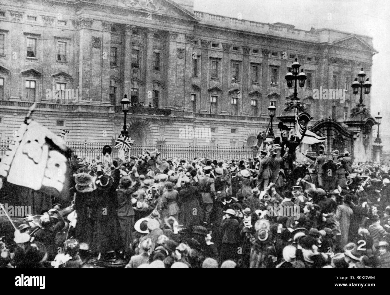 Die offizielle Ankündigung des Waffenstillstandes, die gelesen wird, Buckingham Palace, 1918 (1936). Artist: Unbekannt Stockfoto