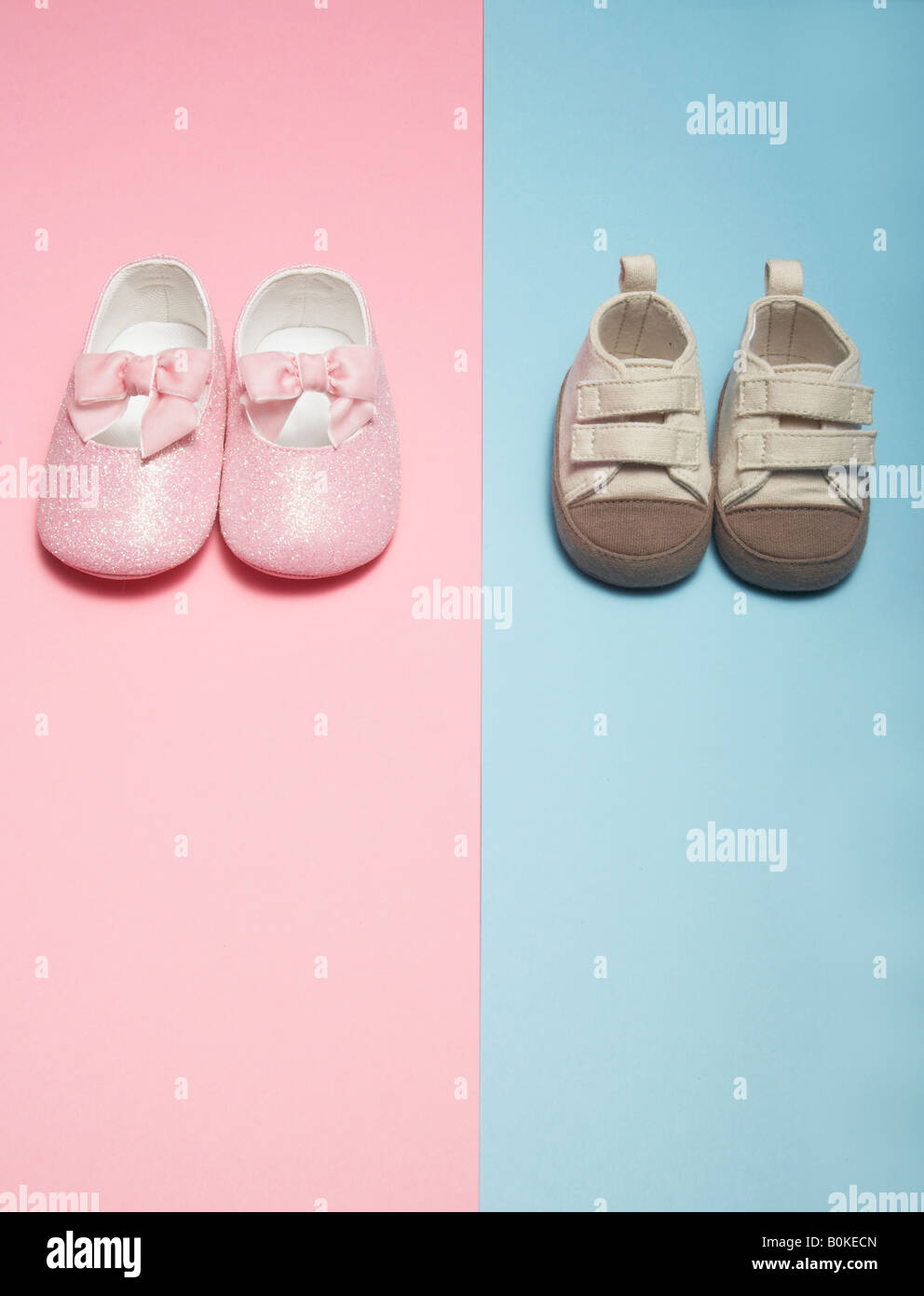 Zwei Paare von Baby Schuhe Stockfoto