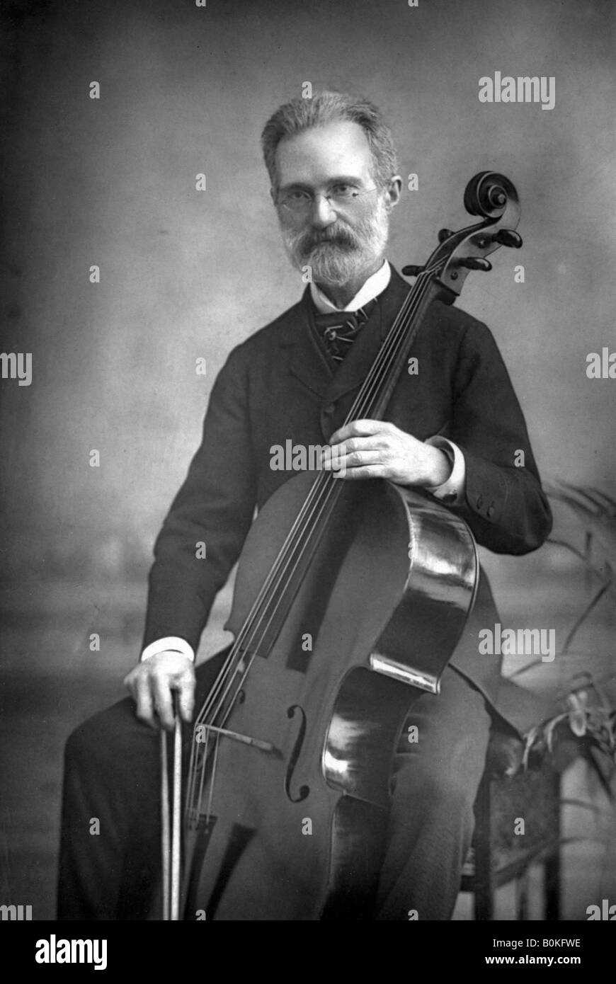 Carlo Alfredo Piatti (1822-1901), italienischer Violoncellist, 1890. Artist: W&D Downey Stockfoto
