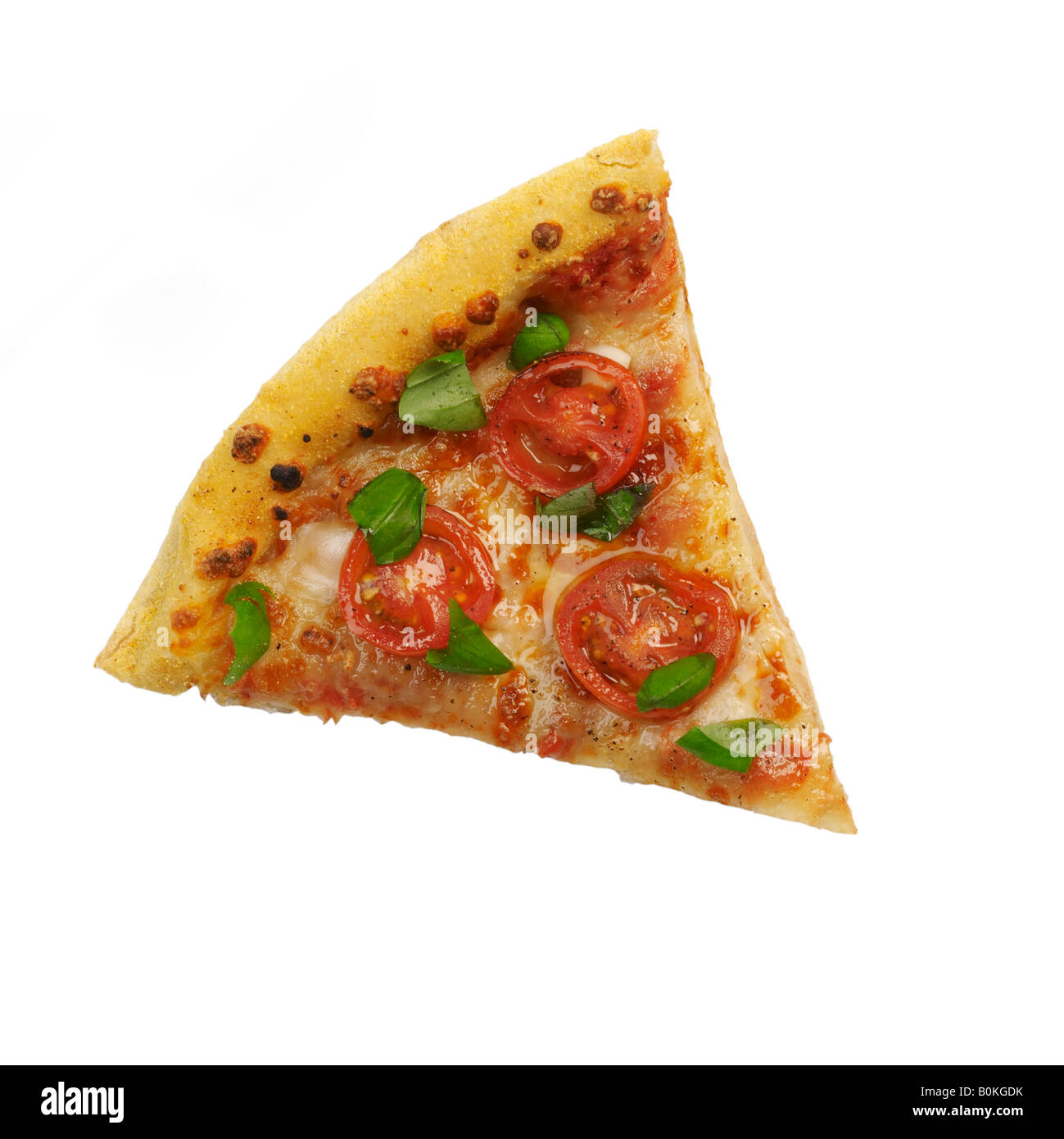 Stück Pizza Margarita mit zerrissenen Basilikum Blätter Stockfoto